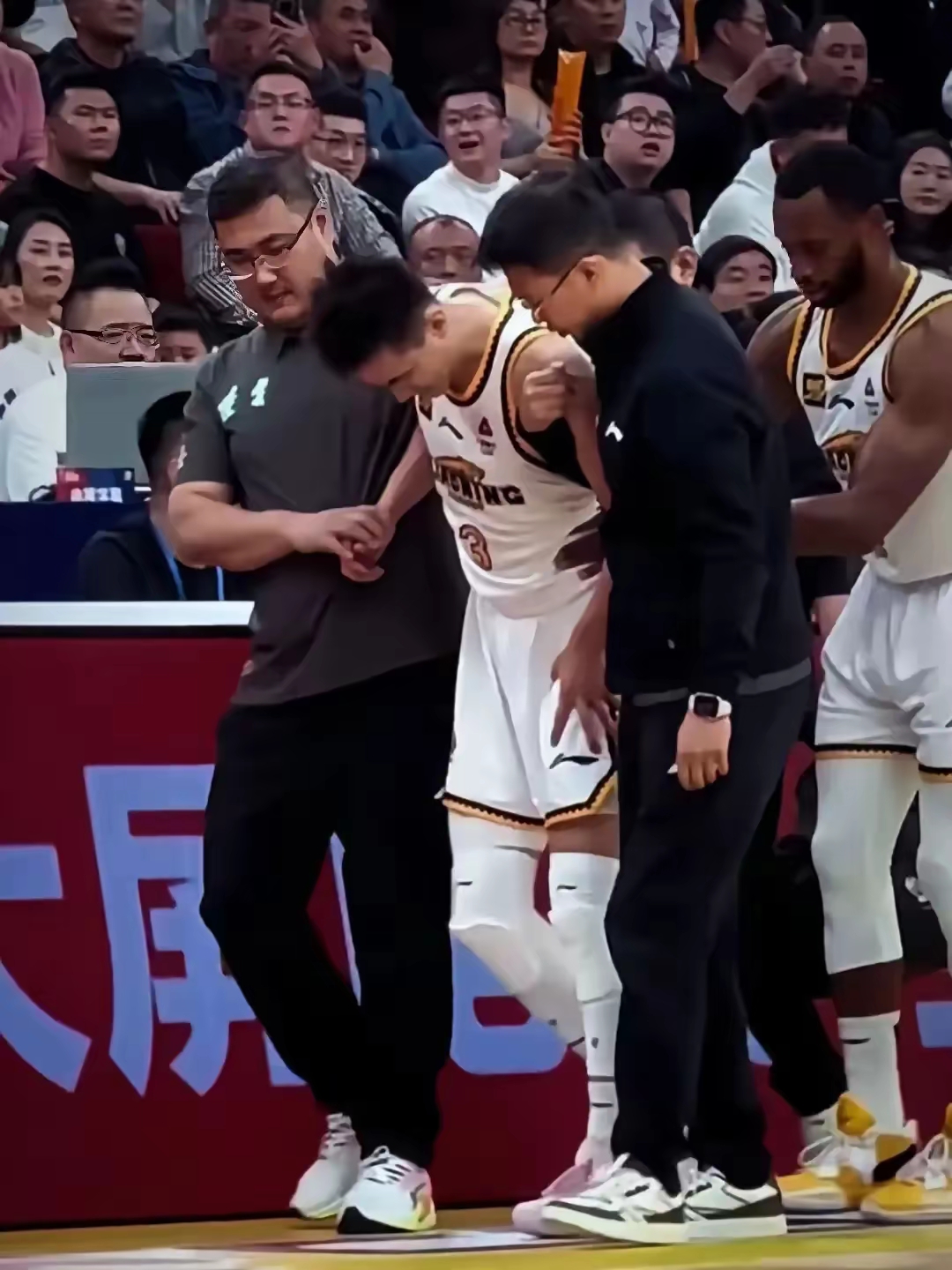 爱游戏中国-体操大师赛焦点战：徽州迅豹队强势反弹关东巨龙队，客场强势带走胜利。锋线火力回暖的简单介绍