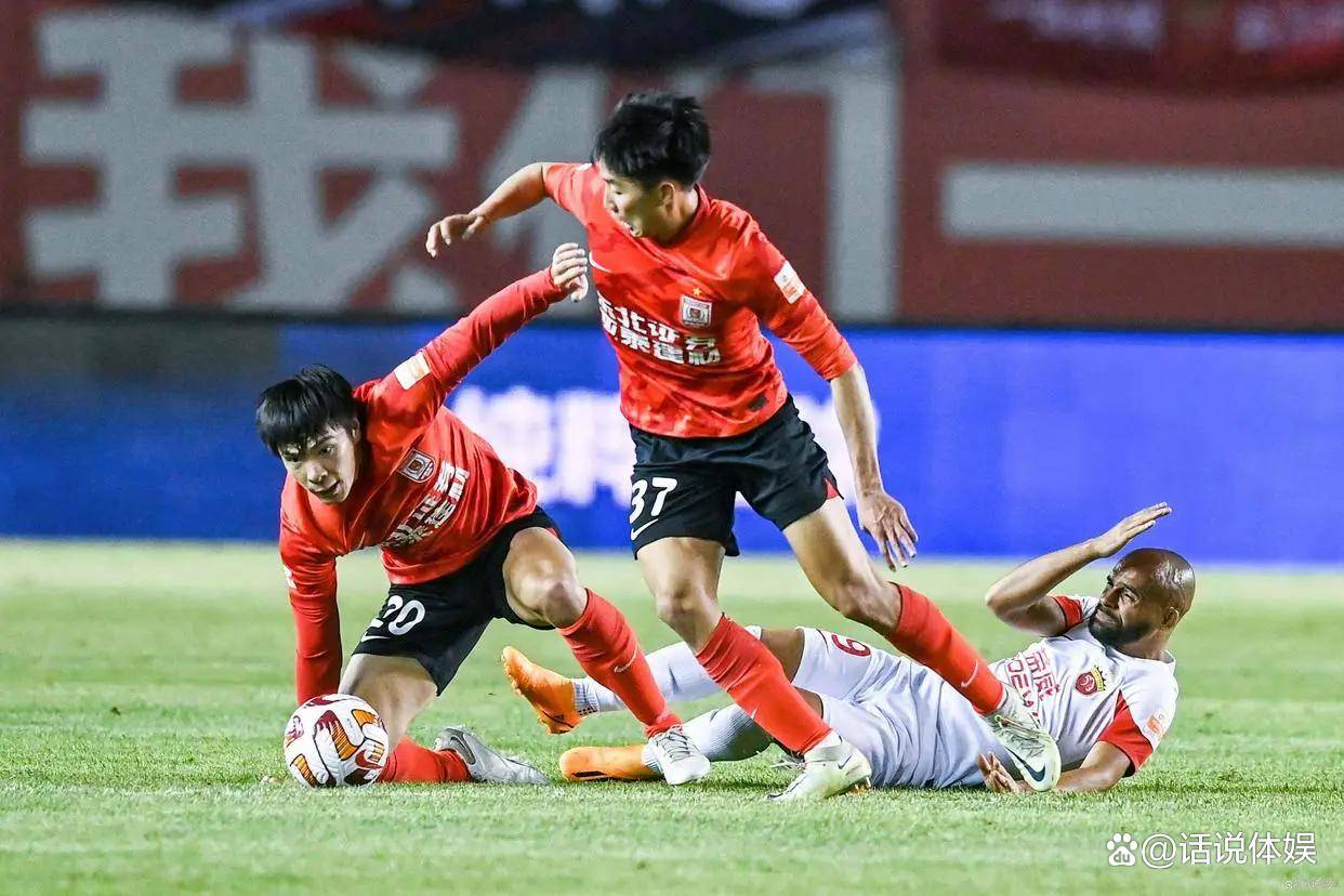 关于转折点上海海港调整名单，中超今夜攻防权衡，质疑声仍在，临场指挥获称赞的信息