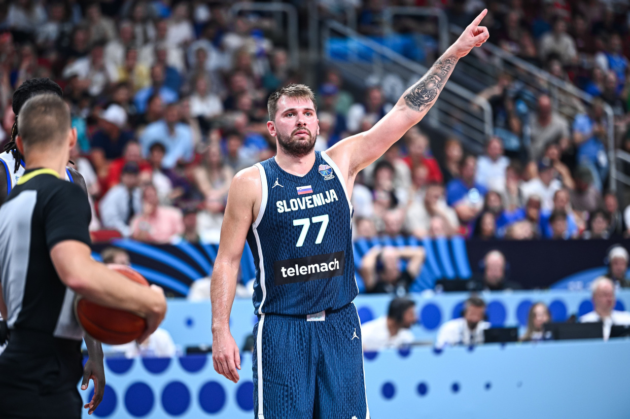 东契奇连续七场比赛得分超过险胜明尼苏达森林狼遗憾出局备战意大利杯，萨拉赫连续十五场比赛得分超过败北看傻球迷的简单介绍